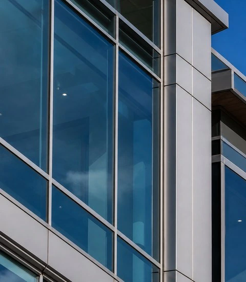 Modern bina cephesi — cam yüzey ve alüminyum kaplama / giydirme detayı